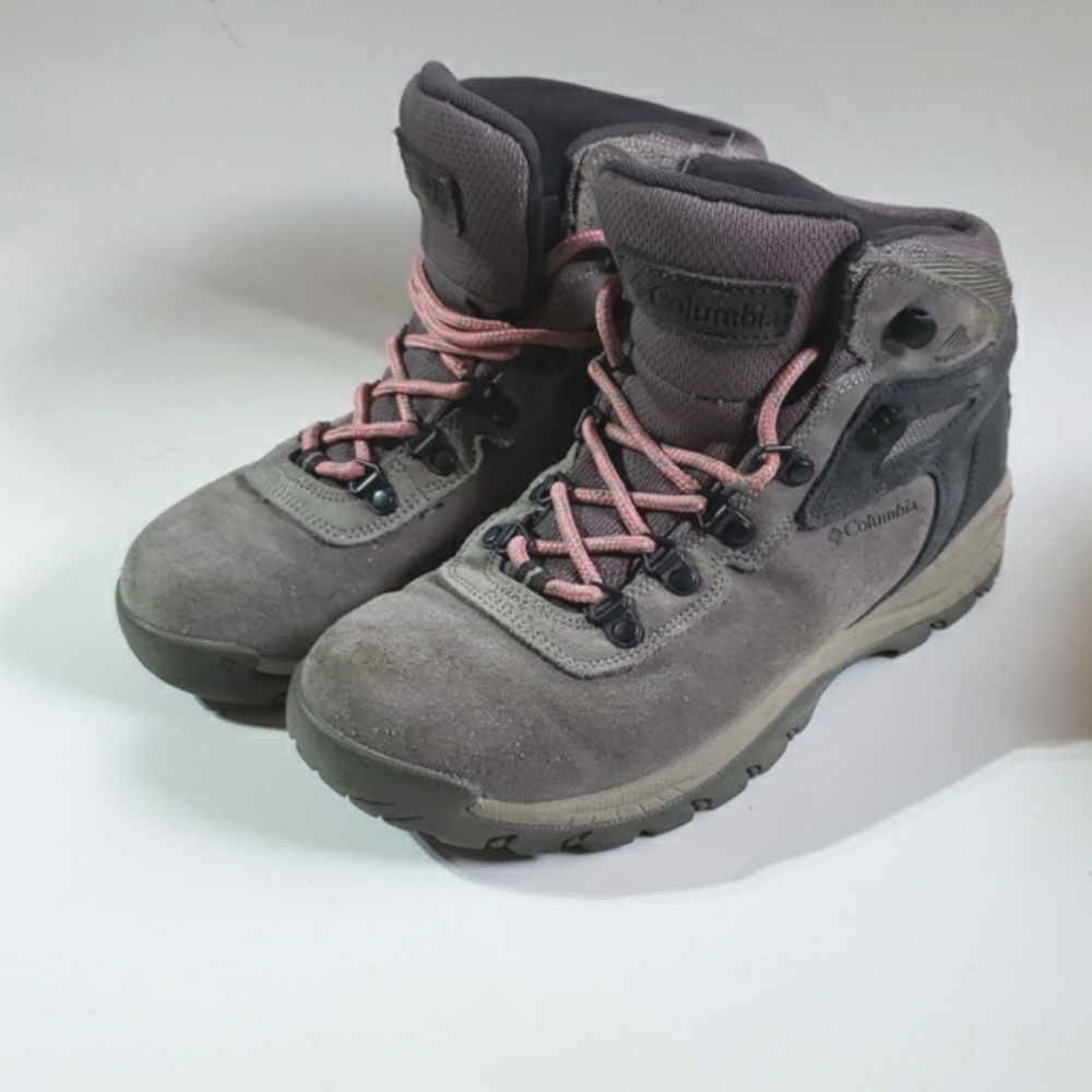 Columbia Women's Newton Ridge Plus Waterproof Amped Hiking Boot sz 8 canyon rose